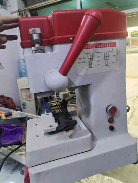 جهاز قطع مفاتيح
نضيفة شغال للبيع
***********
