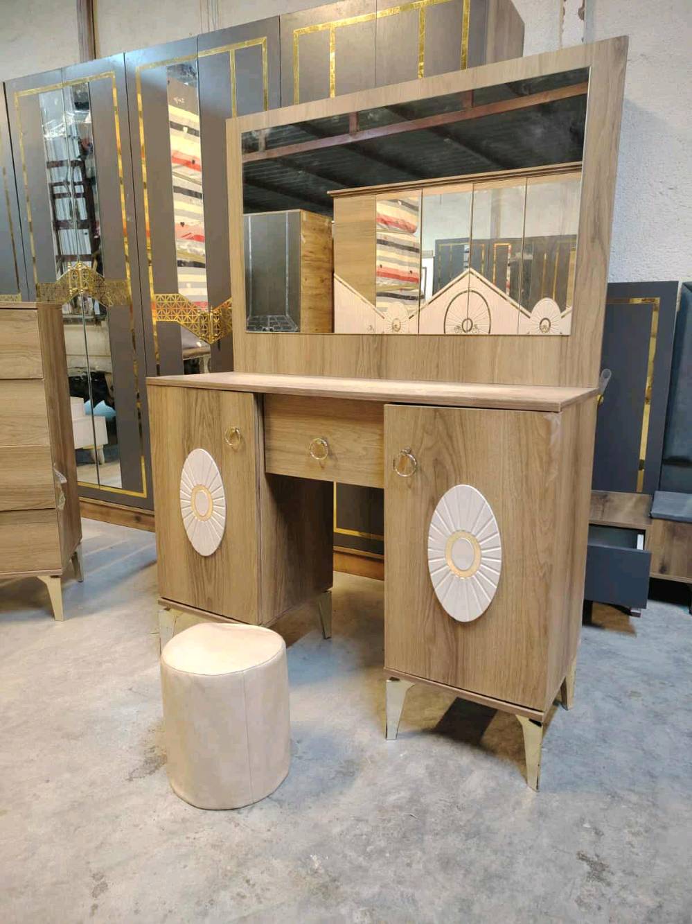 غرفة نوم التركي 🇹🇷
عدد 7قطع ✨
نضافة 90٪ فول نضافة✨
سعر 650 الف مع دوشك
شد ونقل مجاني داخل بغداد 
محافظات بكروة ✨