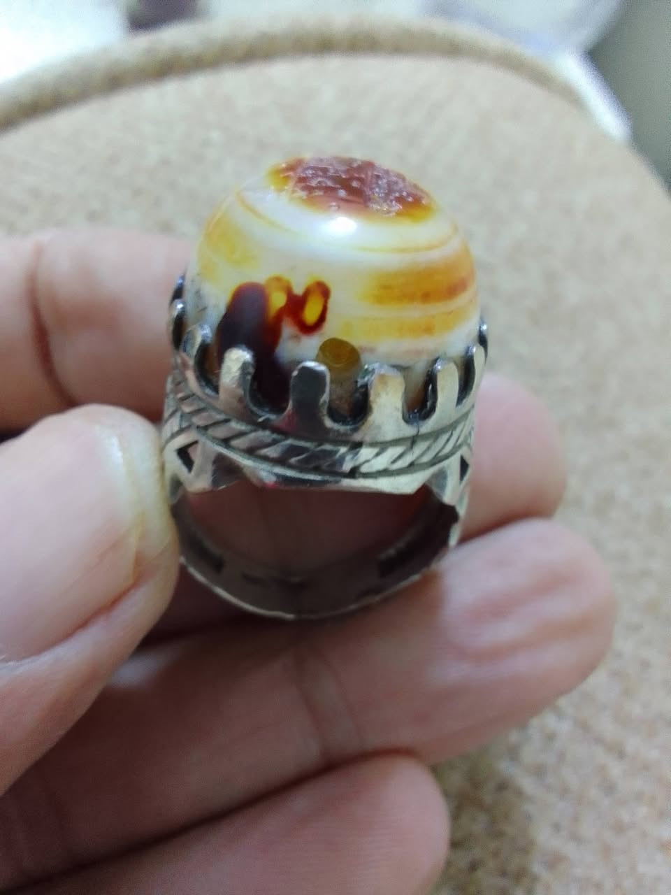 السلام عليكم..
من رخصة الإدارة المحترمة..
يمانيات قديمات جداً..
الجزعة مكتوب عليها خط يدوي (نصر من الله وفتح قريب)
والدخانية مكتوب عليها خط عكسي ( الله العزيز -- الله ملك الملوك)
سعرهن اثنينهم (١٠٠ ألف)
بغداد البلديات 
***********
وممنون جدا 🌹
