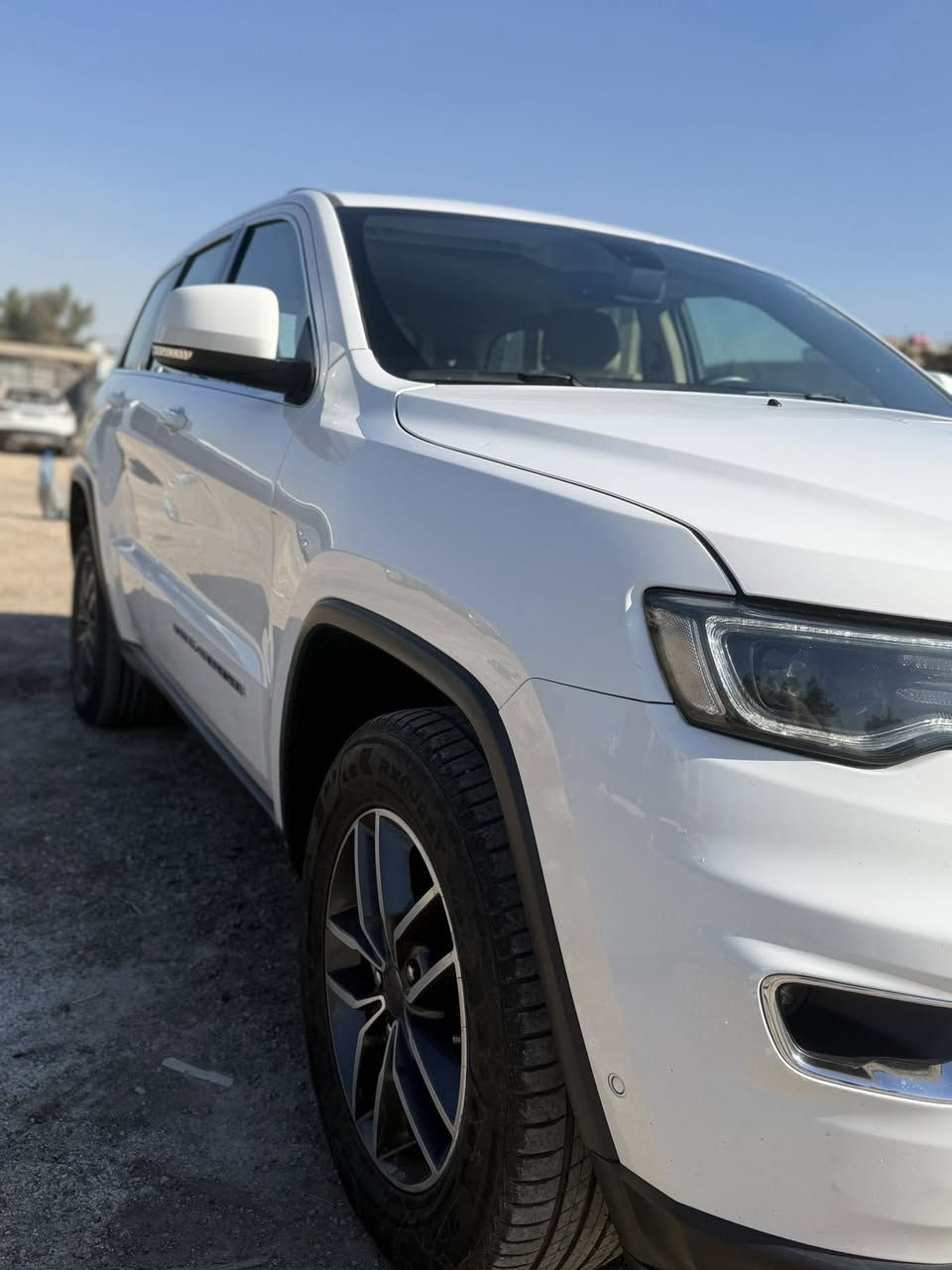 السلام عليكم جيب لاريدو موديل 2019 خليجي وكاله هارلم اربيل الجديد وكاله عامه تحويل مباشر 
السياره جديده معنى الكلمه  ماشيه 124 بيهه شخط بين الباب الخلفي والجامغلغ ونصبغ فقط وبيهه بارد بسيط يم الدوسه الباقي السونر مرفق مكفول مكينه 3600 
مواصفات السياره رادارات اماميه خلفيه وجانبيه 
كشنات كهرباء وجلد وتدفئه بالكشنات فول تحكم ستيرن وشفتات ستيرن وتشغيل عن بعد توقف ذاتي وحساسات امدميه خلفيه اطفاء ذاتي وباقي المواصفات المعروفه  سعرهه 260$ وبيهه مجال بسيط مكانه بغداد الشعب الاستفسار ***********
