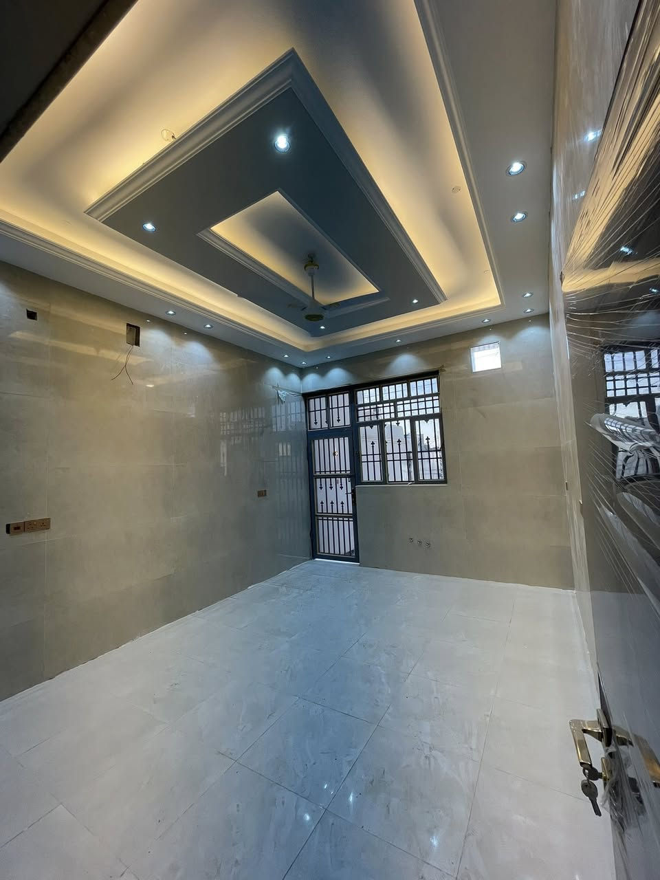 بيت للبيع 🏡طابقين( سعر مناسب)ابو البيت شويه مسعجل على بيعه مالته 🏡
***********
 سعر مناسب لا يفوتكم 
المساحه200متر متوفر بيعه جميع الخدمات
ماء كهرباء تبليط ولبيت على شارع نفسه مو فرعي 
طابقين 4غرف صاله عدد2  استقبال مطبخ  مجمع صحيات داخليه او خارجيه حديقه كراج كبير مناور موقعه حلو التنومه الصالحيه قرب مدرسه ريف الزاهر
على شارع 10متر 
سعر مناسب اتصل او راسلني بيت جديد 
👇لايفوتكم 👇
