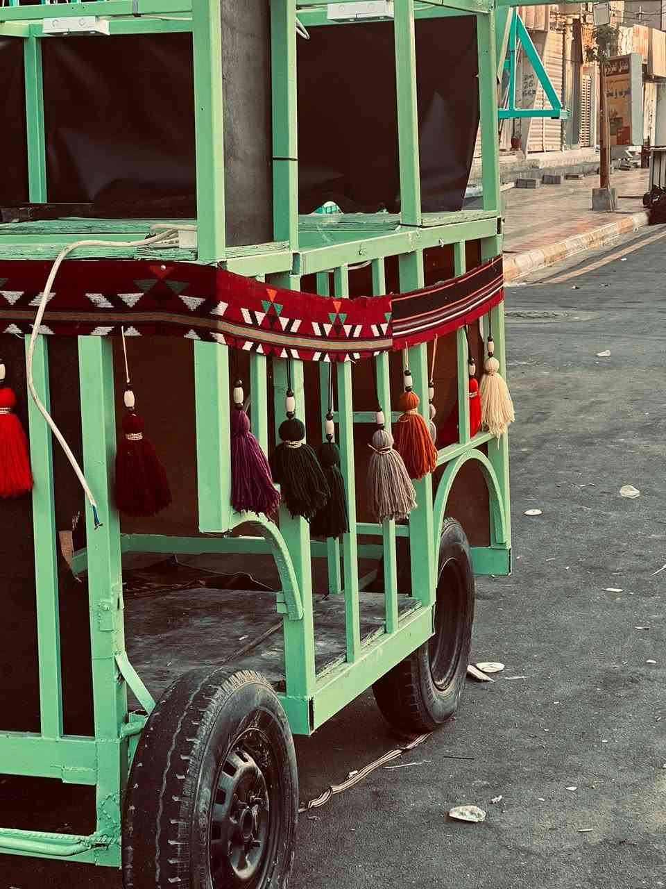 عربانه موكب كامله اي نقص ما بيه تحمل 12 سماعه تفيد اهل المواكب القويه وبيه مكان مولد وماكن رواديد ومكان واسط قضاء العزيزيه وهاذه رقمي *********** ولسعر خاص او مراسله الصفحه
