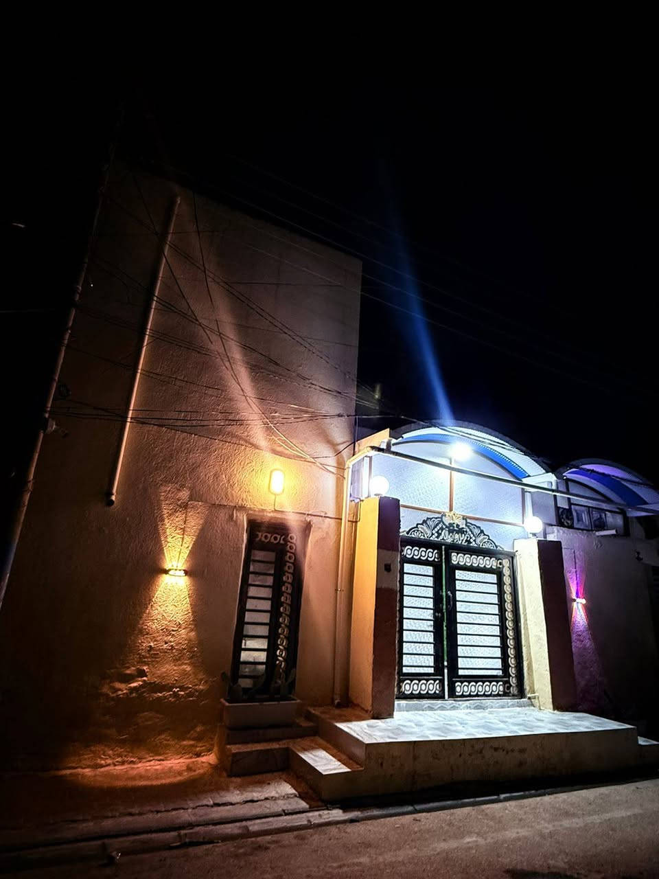 بيت 🏡 200 م طابقين ترميم حديث يحتوي على 5 غرف و صاله و استقبال و مطبح و حمام داخلي +  خارجي و مكاشيف عدد 2 و البيت ب صورة عامة ترميم حديث الماء و المجاري و الكهرباء
الموقع عسكري كبل شارع الادالة الجنائية
السعر 175 مليون و بي مجال 
التواصل ***********
