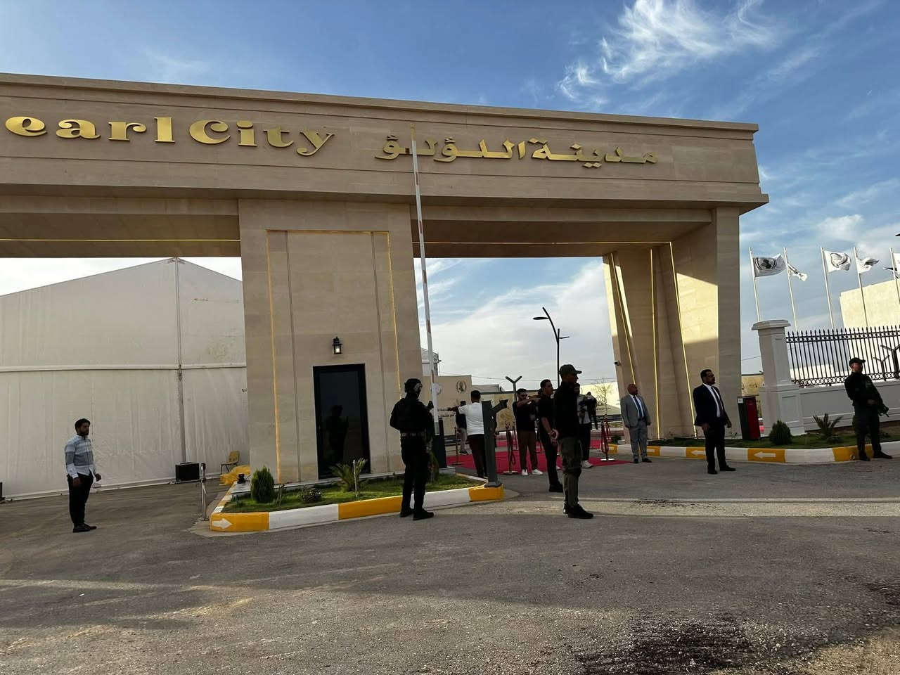 عرض مميز وجه على. مجمع لؤلؤة تجاري باول بلوك 
يعلن مكتب عين الفخامة للعقار عن توفر قطعتين طبك في توزيع المحافظة الجديد مجاور مجمع الحكومي الجديد في الرمادي 
توزيع 132
مساحة 500
شارع 40 
السعر عبر الواتساب على الرقم 
***********
***********
او زيارة موقع مكتبنا في الرمادي شارع الاعلام قرب فلكة الفرسان حي العادل
