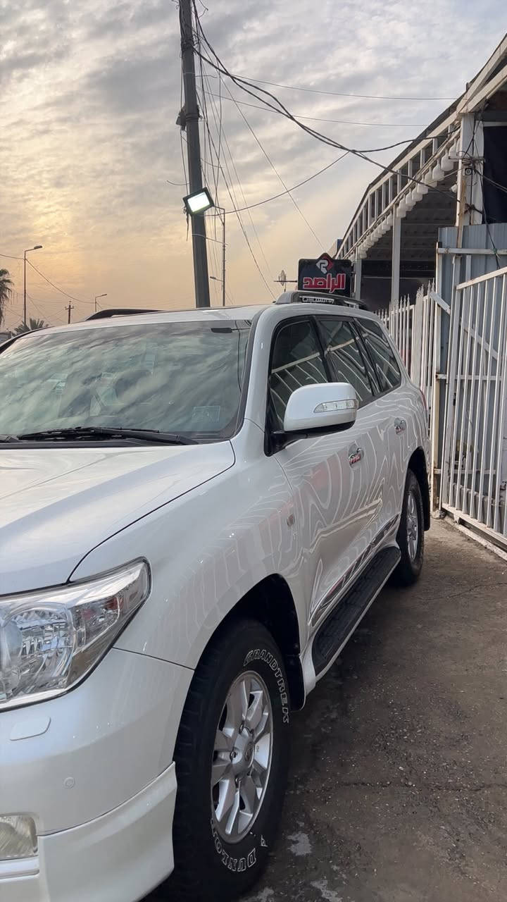 سياره لانكروز موديل 10 سياره بدون صبغ فول ماشيه ١٨٠  السعر 3دفاتر و13 ورقه وبيها مجال تصال على هاذ الرقم ***********
