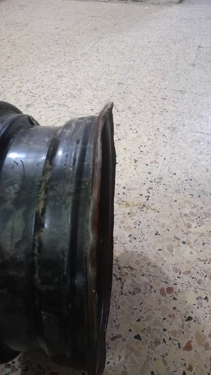 تخم ويل جنبي اصلي حجم 15 ست ستدات نضيف ماعدا واحد موضح بالصوره مطعوج من الطوك الخلفي  السعر 110 مكاني النجف ***********
