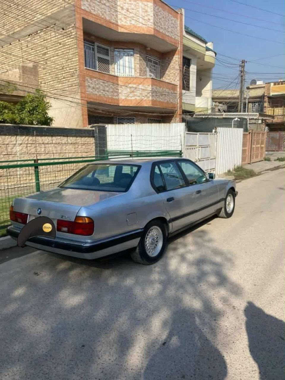 بي ام 735 موديل 1993 رقم بغداد جديد السيارة فول بردات صندوك شفط و حساسات امامي خلفي بس ما تشتغل تبريد ثلج سلايت و بعد بيها  السيارة جديدة و ما ناقصها كلشي السعر 75و بيها مجال بسيط للاستفسار اتصال على هاذا الرقم ***********
