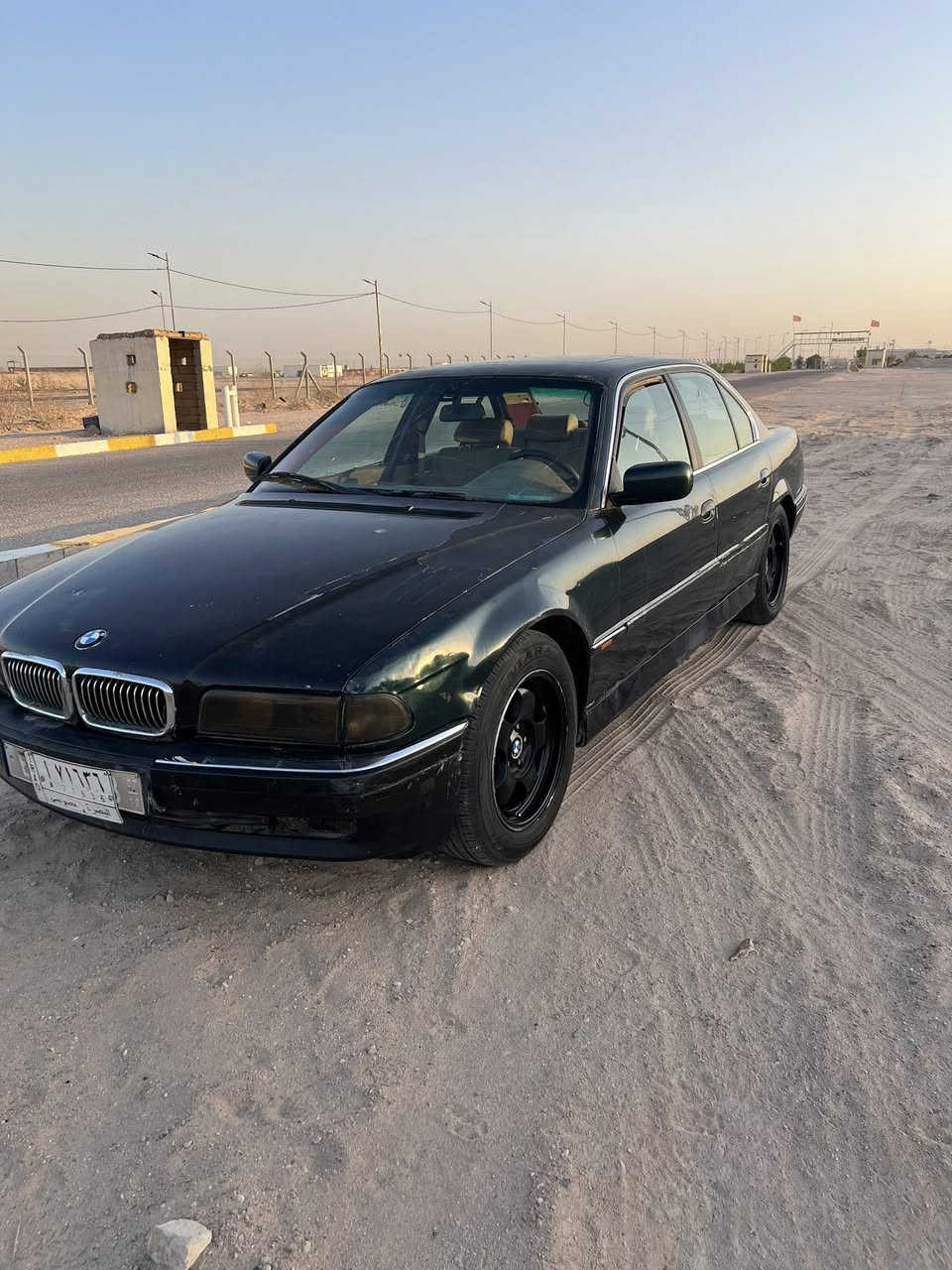 السلام عليكم بي ام دبليو للبيع 730 سيارة عهندي غرفة وباب وصندوك مال تعمير بس ما شادهن ومداكر امامية سيارة للبيع سعر 40 *********** المكينة بيهة تبخير
