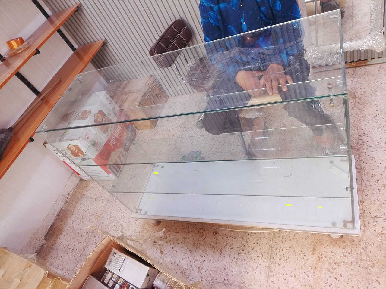 غراض محل البيع من رفوف +سكاك+كلمة+ ميز سجاجي +تعليك
***********
