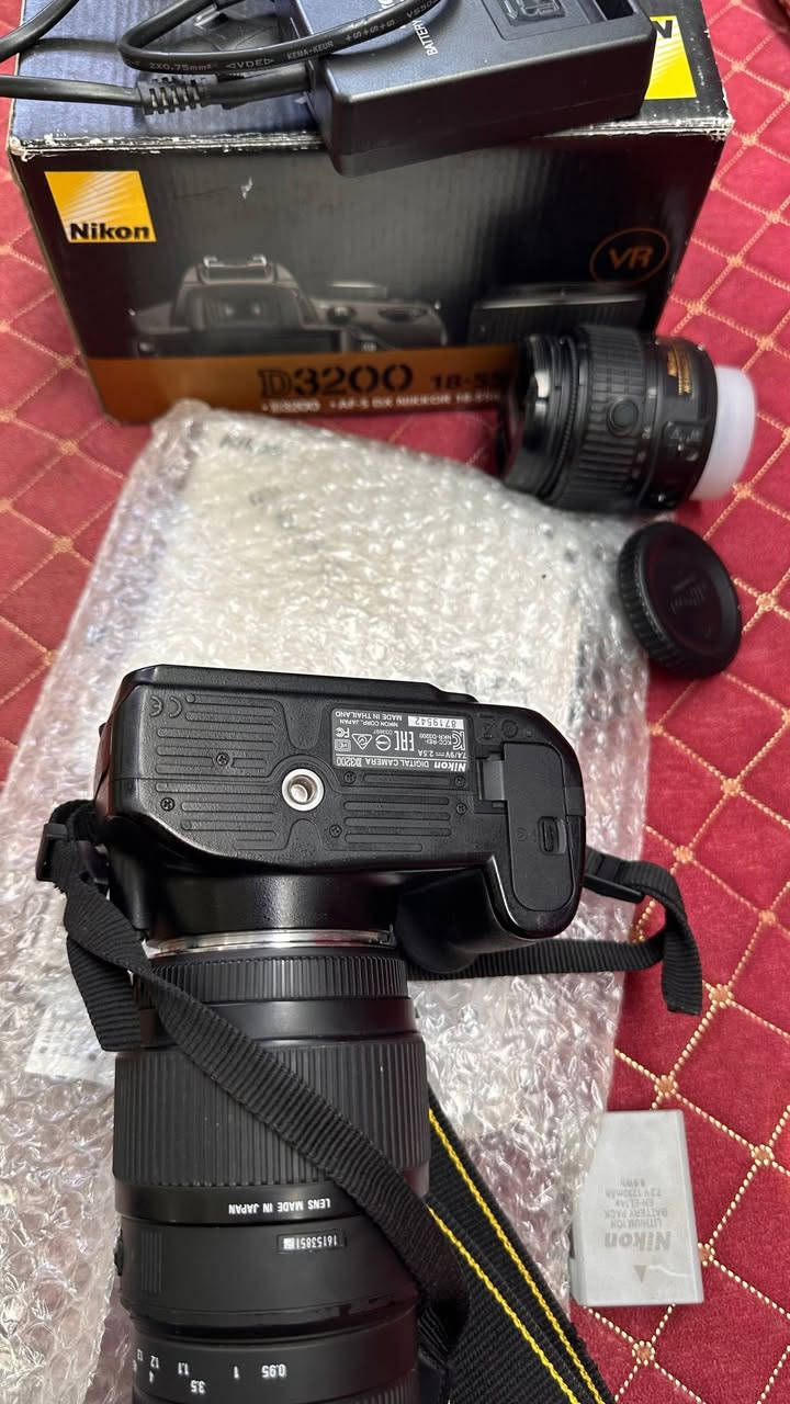 نيكون d3200
الملحقات 
شاحنه + بطارية + حزام كتف كارتونه وكتلوكات كاملة 
عدسة الاصلية ١٨.٥٥ 
زوم 70 : 300 بالكارتون 
السعر ٣٥٠ وبيها مجال للشراي 
مكاني ديوانية توصيل غير متوفر 
للتواصل ***********
