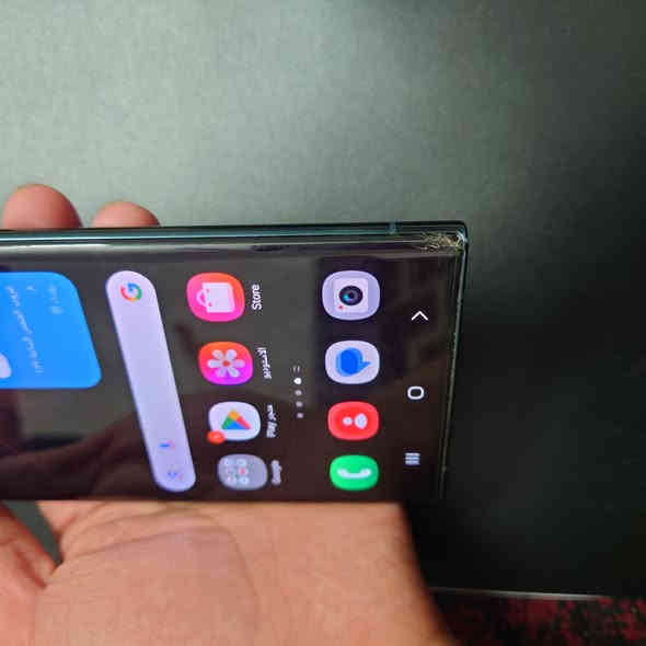 السلام عليكم 
سامسونج s22الترا 
لونه💚 جهاز بي نقطه 
اصغيره من فوك مامئثره 
عليه وبي بالركن فطر بالكلاس 
صغير وما مائثرات بي الجهاز 
وياه الكارتونه مالته الاصيله
رقم ***********
مكاني بغداد قرب مرور
تاجيات السعر460
