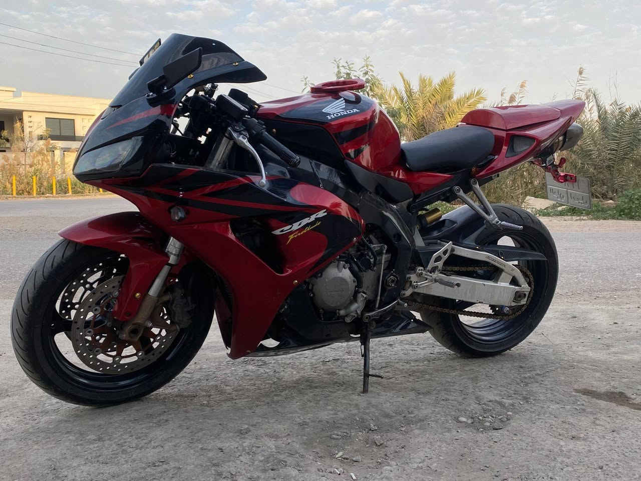 سلام عليكم دراجه RR1000مكينه نضيفه يرادله ترتيبات بسيطه المكان ديالى بس عل خط موجود ***********
