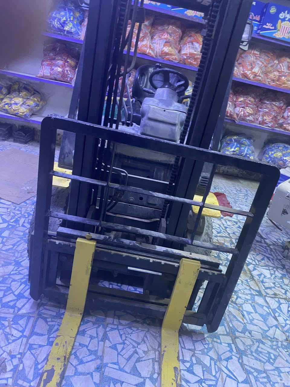 السلام عليكم لبيع رافعه شوكيه 2008 بانزين 3 ركات طنين ونص السعر 65 وبيه مجال ***********
