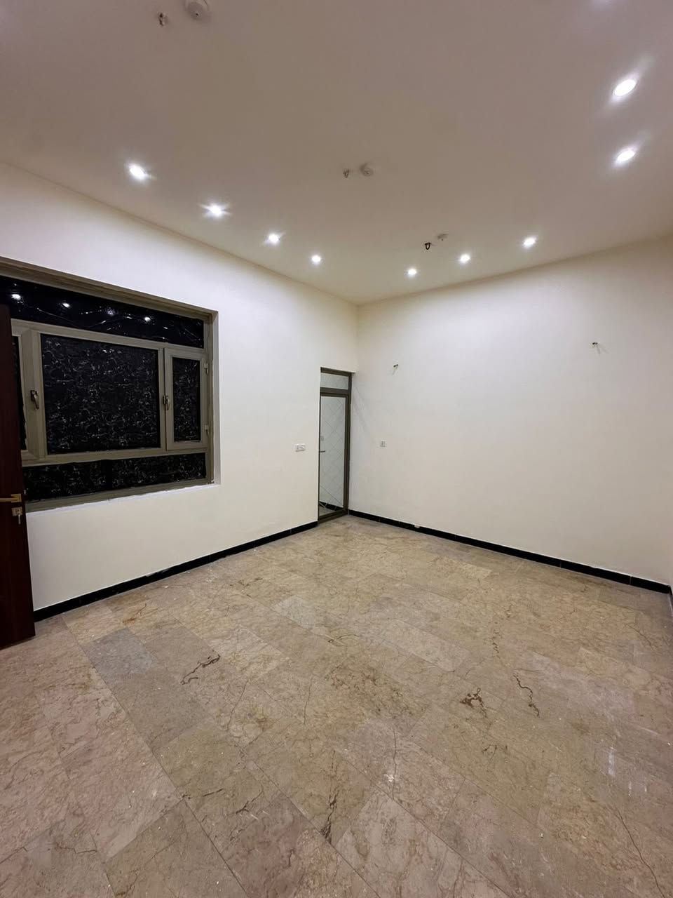 #للايجار في #السيدية
دار مميز 📍زيرو مودرن 150م واجهة 6 م نزال 25 م

💸الايجار مليون ونص مقدم شهرين
حصرا عائلة 🚨 

📍الضباط قرب جامع الكبيسي موقع حيوي قرب خدمات

يحتوي الدار على 5 غرف نوم واستقبال ومطبخ وصالة مع خدمات  4 يتكون من مدخلين وثلاث طوابق وكراج سياره مع حديقة .
✅مجهز كاونتر درجة اولى 

ارضيات مرمر واجهة مرمر ابواب درجة اولى ديكورات 

📞 للاستفسار والتواصل على الرقم

***********
مكتب المصطفى - مقابل لحوم جويلي
