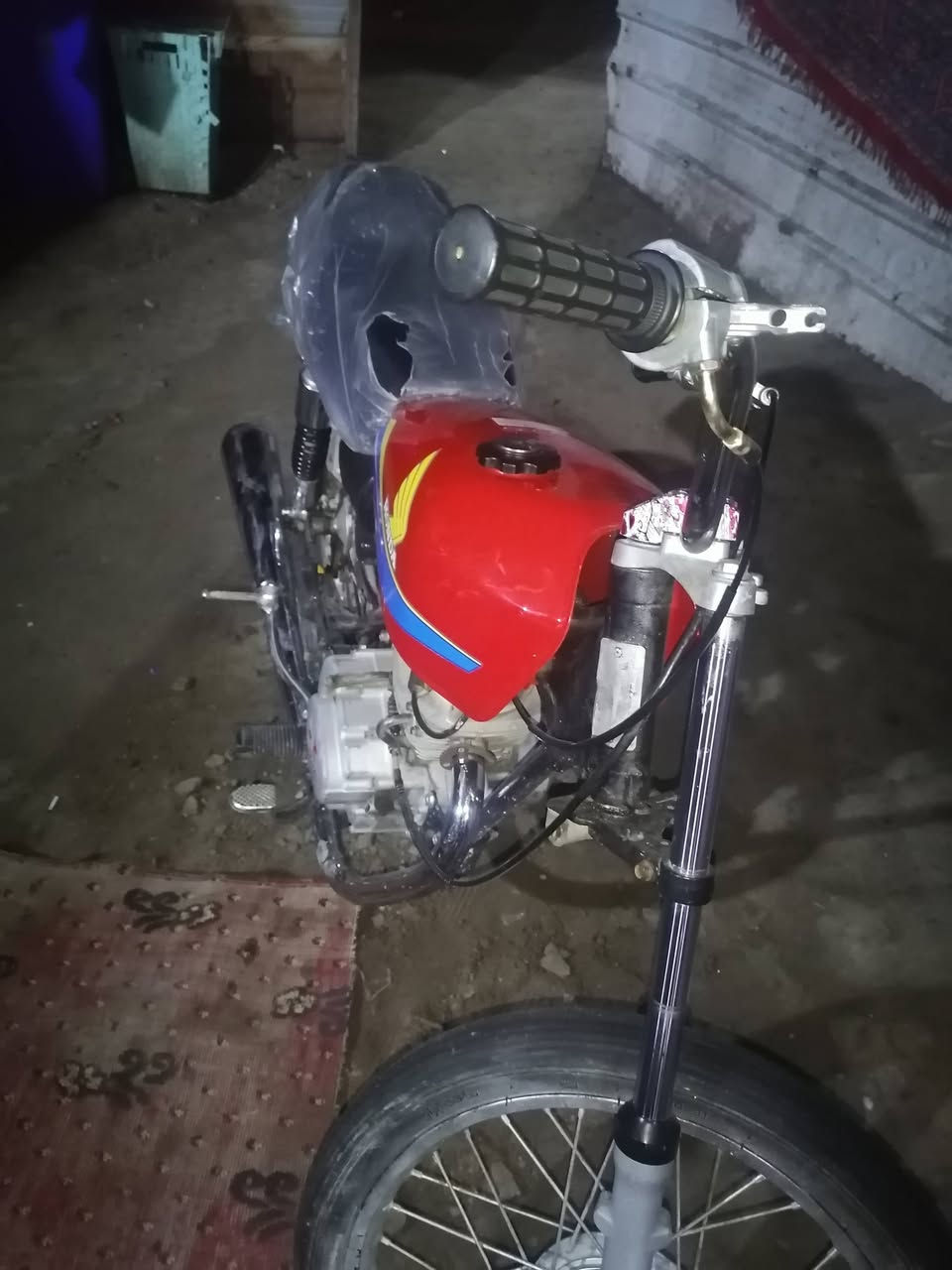 السلام عليكم دراجه للبيع تعمير جيد بس محرك قديم شغال بس ويلات الدراجه أوراق المكان البصره ابو. الخصيب الرقم بي واتساب ***********
