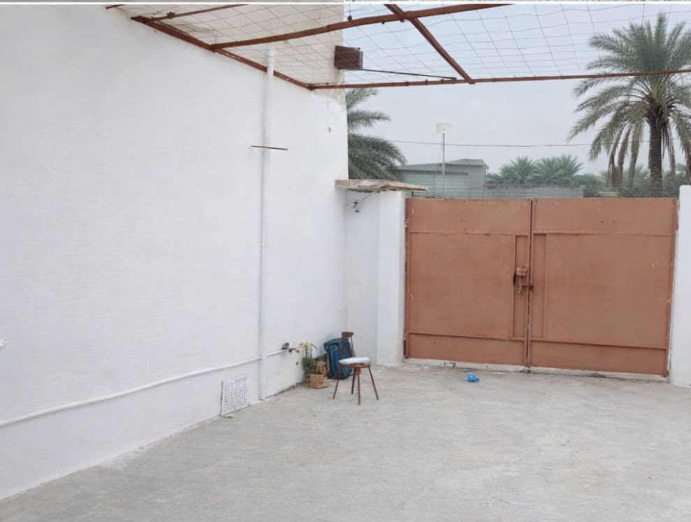 السلام عليكم 
بيت للبيع  في الطهمازيه شارع الربضه قريب ع الشارع العام  مقابيل البستان المساحه 160 م غرفتين نوم وهول وكليدور واستقبال ومطبخ داخلي وخارجي  وصحيات وغرفه بالطابق الثاني ترهم مخزن وحوش وحديقه  مع تانكي مأسس ع البيت كله وماطور ماء ومغسله عقارات دوله السعر 45 وبي مجال للاستفسار اكثر اتصل ع الرقم ‏‪***********‬‏
