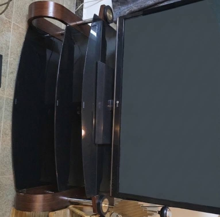 اغراض للبيع والبردات هم سبب البيع المكان الي راح نسكن بي صغير والمجمده جديد بس عطلت منعرف سبب العطل *********** الاستفسار  واتساب او خاص
