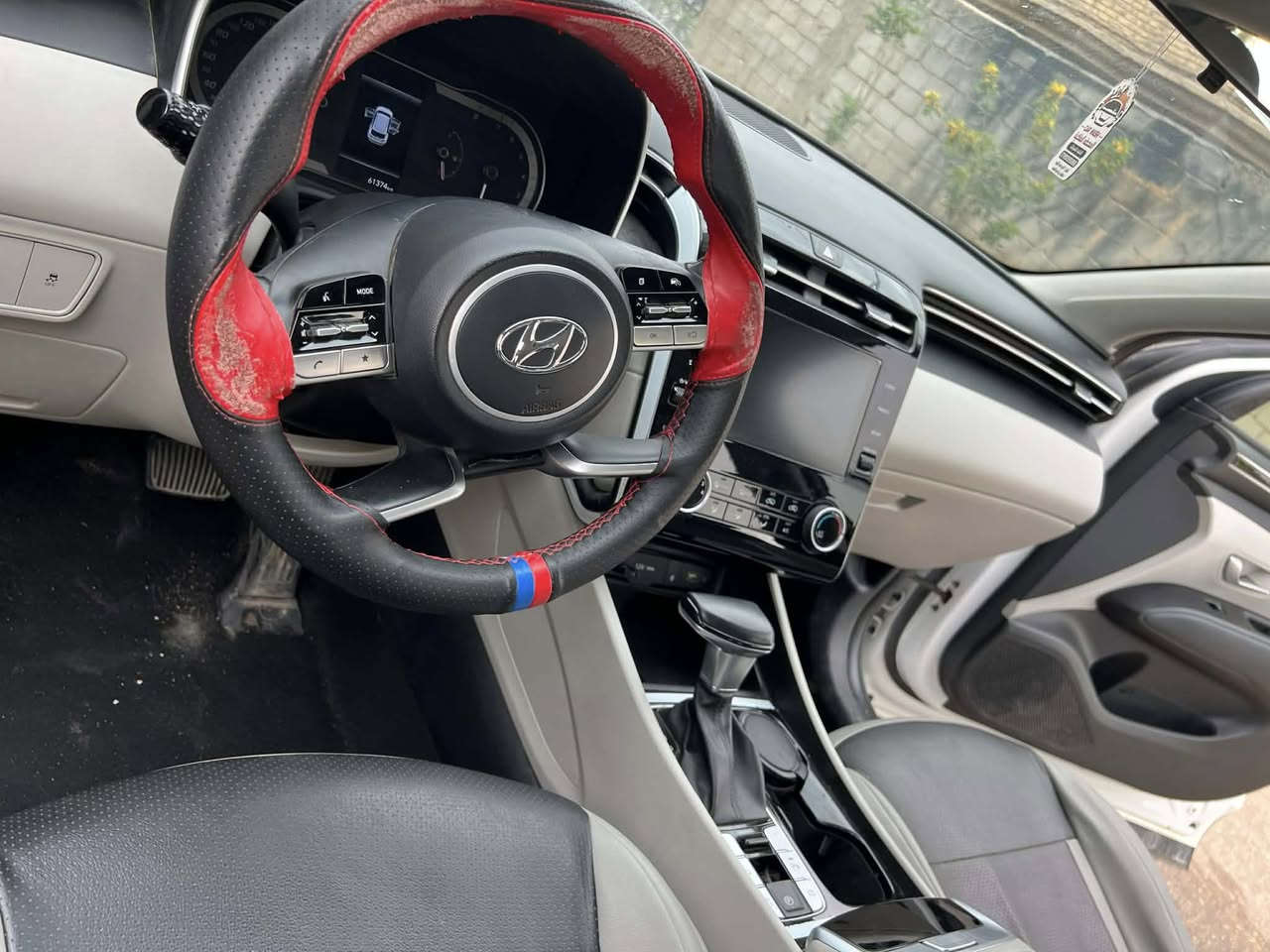 السلام عليكم
للبيع توسان 2023 وارد خليجي

اللون: أبيض

رقم بابل الدولي

المواصفات

• كراسي كهربائية

• حساسات أمامية وخلفية

• بصمة (عدد 2)

• ويل كروم

• دخول ذكي

• هاند بريك بصمة

• ثلاث أنظمة قيادة (Eco / Sport / Normal)

• شاشة آيباد

• شاحن وايرلس مع منافذ USB أمامية

• قطعتين تبريد

• تحكمات ستيرن من الجهتين

• برادات خلفية

• الجام أوتو

• مثبت سرعة

• مرايا شفط

• لايتات أمامية LED فول

• زينون أمامي وخلفي

السياره بدون اي نقص  

السعر 220 وبيه مجال بسيط . 

الرقم ***********
