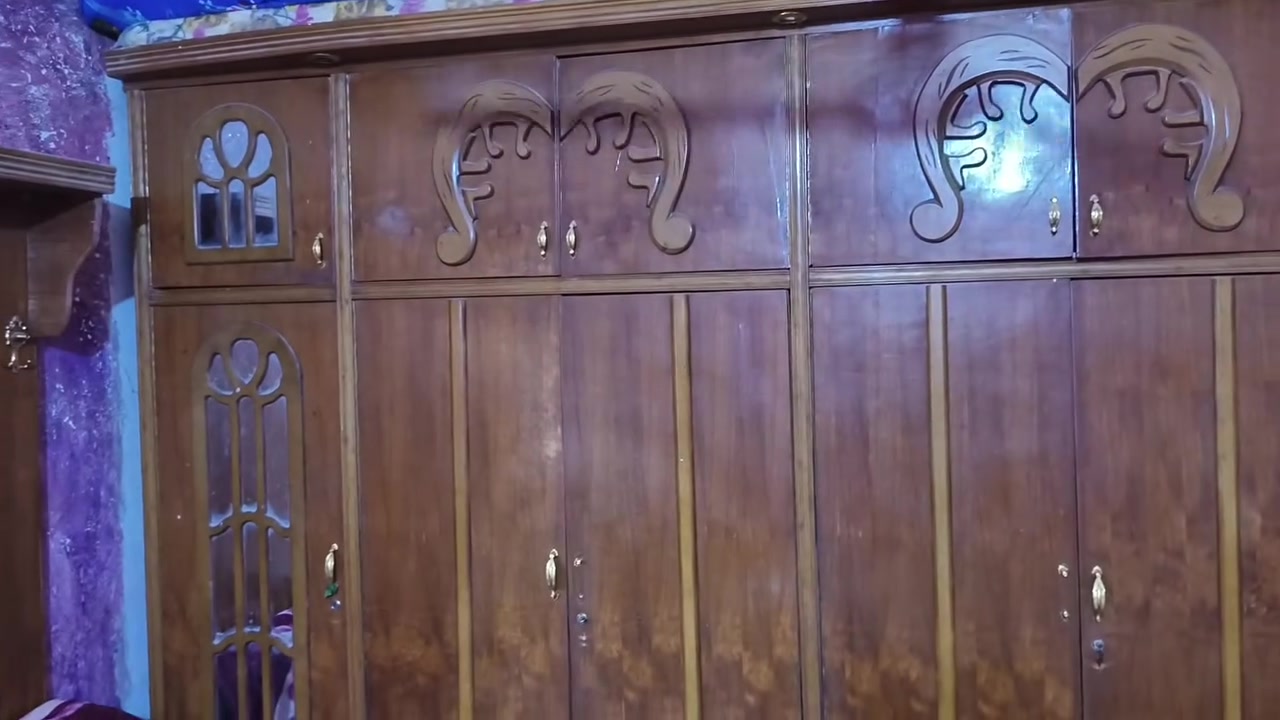 السلام عليكم غرفه اخشاب لبيع السعر 400وبيه مجال حك الجيه باقي التفاصيل***********

