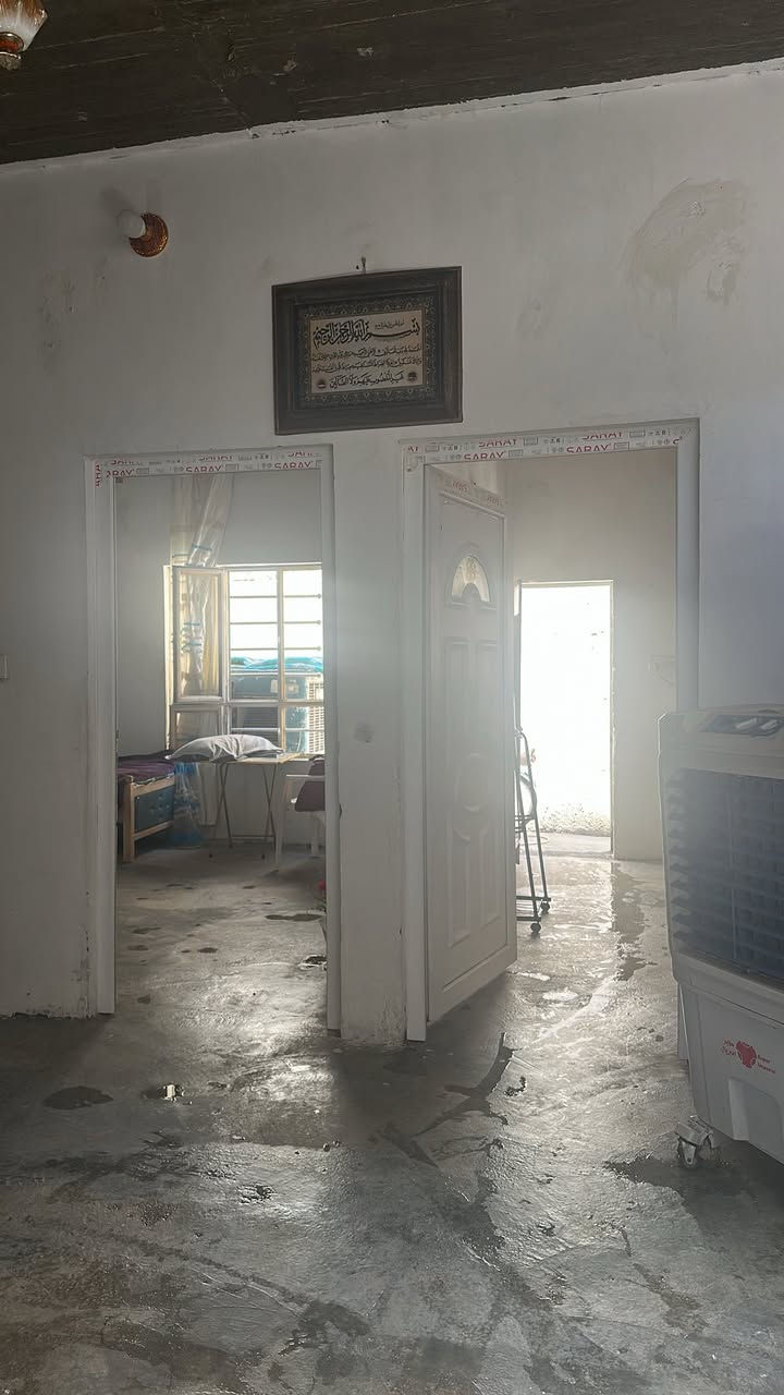 الموقع حي المهدي الجهة اليسار الفرع الثاني عن الشارع العام نقص بس سيراميك وسقف ثانوي
المساحة 150
ويتكون من غرفتين وصالة واستقبال ومطبخ وسطح وصحيات السعر 40 وبي مجال 
الرقم : ***********
