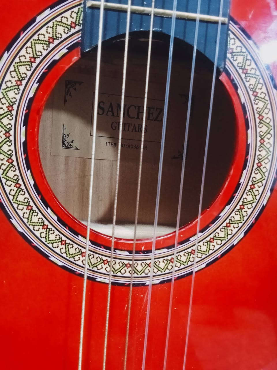 گیتارێ تە یێ جۆرێ (Sanchez) گەلەک یێ باشە بۆ دەسپێکێ، چونکی تەلێن وی "نایلۆن"ن و دەستێن تە نائێشینن. ئەڤە هندەک ئامۆژگاریێن سادەنە بۆ تە وەک
"دەوزەنە" کەی:
​تەلێ ١ (یێ ژ هەمیێ ئەستویرتر): E (می)
​تەلێ ٢: A (لا)
​تەلێ ٣: D (رێ)
​تەلێ ٤: G (سۆل)
​تەلێ ٥: B (سی)
​تەلێ ٦ (یێ ژ هەمیێ زراڤتر): E (می - بلند)
​*********** سعر70000
