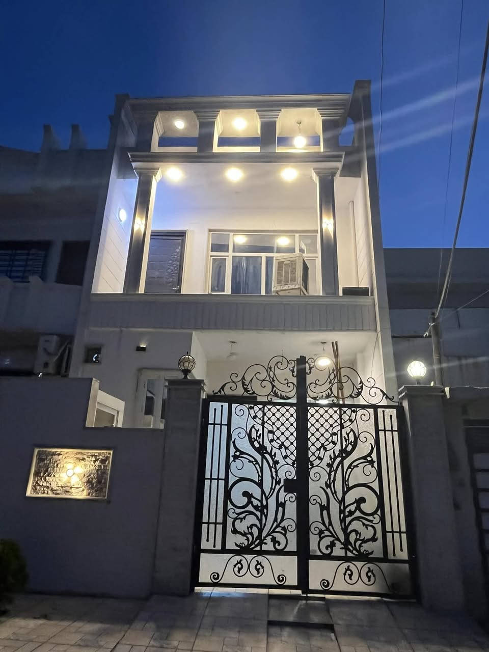🏡 بيت للبيع – حي البكر

📐 المساحة: 104 م²
📏 الواجهة: 5.5 م
📄 السند: طابو زهور (شرط التحويل)
🏠 طابقين:
🚗 كراج + 🛋️ هول واستقبال + 🍽️ مطبخ + 🛏️ 4 غرف نوم + 🚿 صحيات + 🏡 بيتونة

💰 بسعر مناسب جداً لكطه

📞 ***********
📞 ***********

📍 عقارات أرض الملوك – حي البكر، سايدين الكنيسة.
