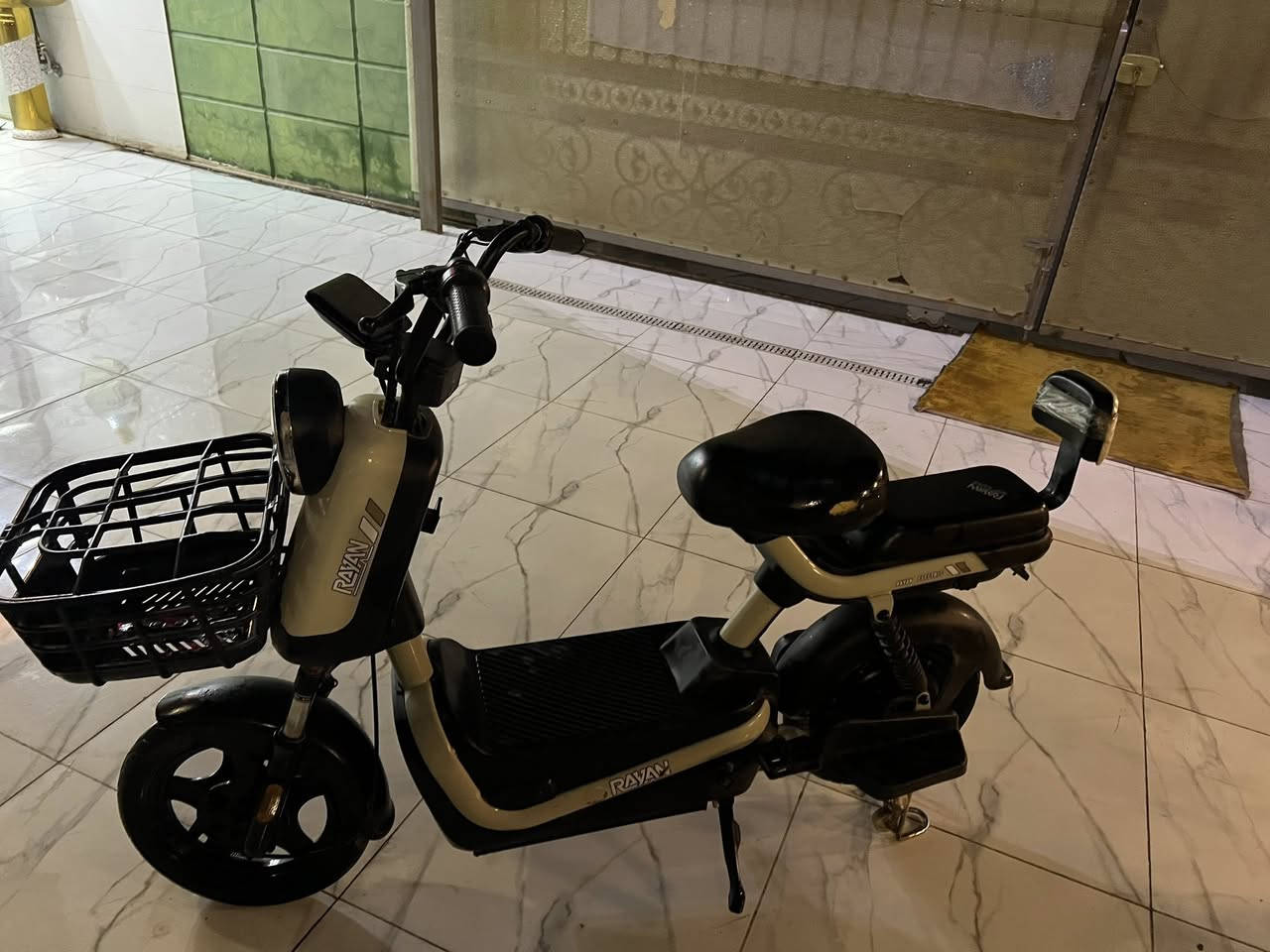 السلام عليكم ماطور شحن حجم 14 ريان فول مواصفات بصمه+سويجين+شاحنه 4بطاريات جوبلس تيار الامام  وتيار الخلف جوب اصلي+مبدل تاير+جوب+جوزه مال سويج سرعه الحقيقي 60 ضوء عالي وضوء ناصي وستاند+استاند جانبي الايسر دواسات اماميه لون كريمي نضافه 100/100
  السعر 400 وبي مجال خلي يخابر عليه ويبشر  مكاني تكريت صلاح الدين للستفتار على رقم صاحب الماطور ***********
