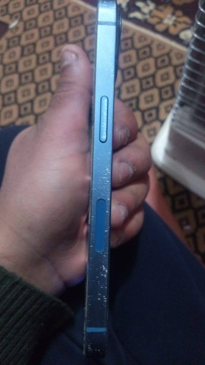 ايفون 13 مبدل بطاريه الجهاز داخلياً نظيف جداً اما الخدوش الي بالشاصي لعدم استخدام الحافظه امانة الله الجهاز كلش نظيف
ملاحظه الهاتف مستبدل فقط بطاريه سعره ٣٧٥
للتواصل  *********** تواصل واتساب او اتصال عادي
