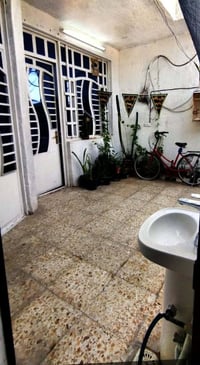 دار للبيع بمساحه ١٦٠ متر  تحتوي علىٰ محل خارجي و مطبخ واستقبال وصالة ك...