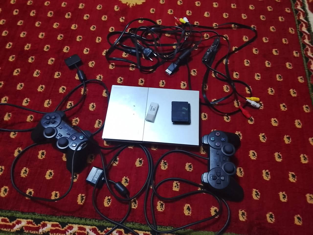 سلام عليكم عندي بلي 2 سلم جديد ياباني كامل ملحقاته من فيشه وخزان 2 وفلاش بي 70او75 السعر 50 للتواصل ***********
