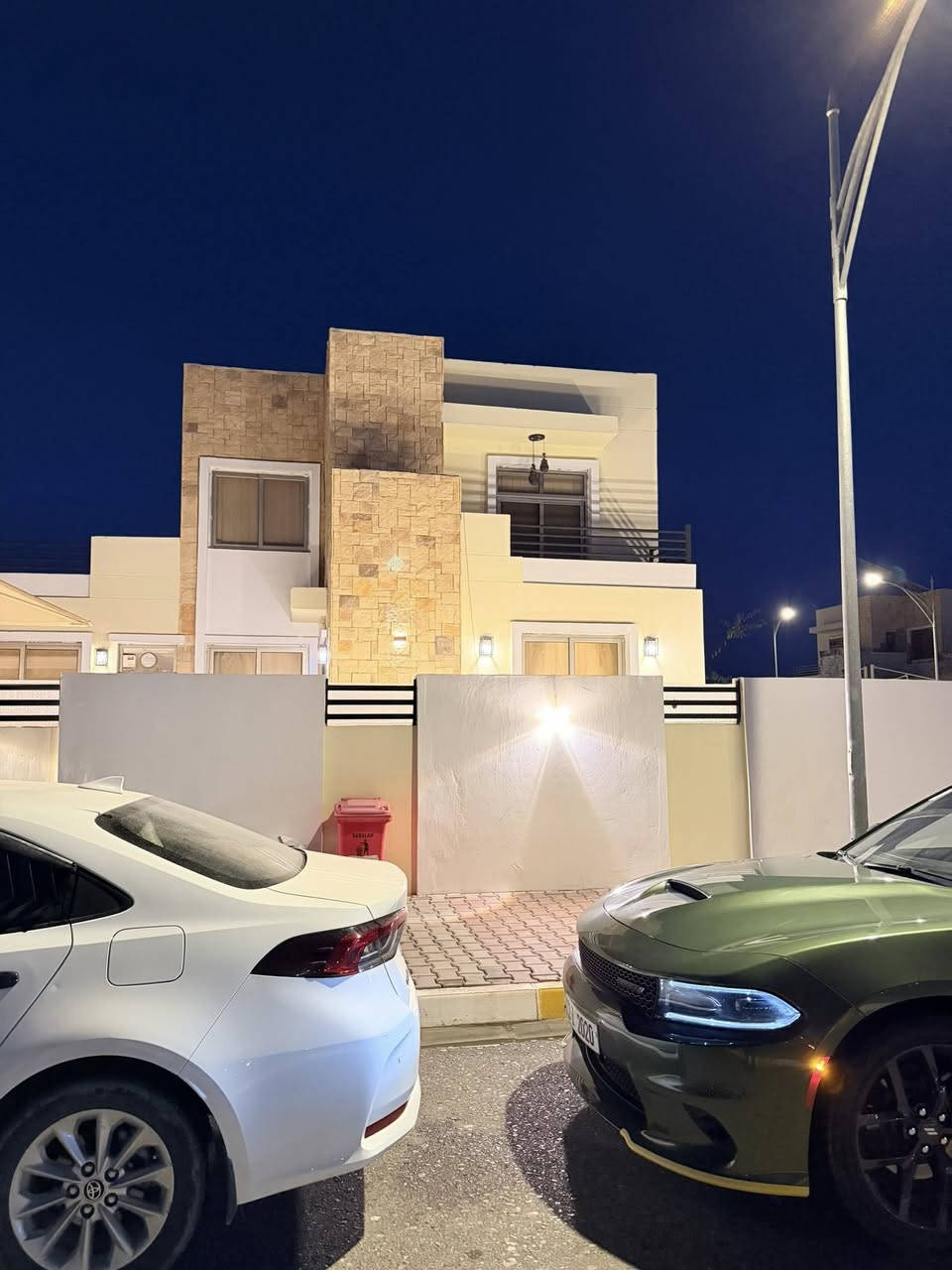 بسم الله الرحمن الرحيم دار للبيع في مجمع بيتي
دار للبيع في مجمع بيتي السكني تكريت

المساحة 300 متر ركن وعلى حديقة 

الدار مسدد كامل حرر تحويل مباشر

يتكون الدار من 

4 غرف نوم 🛌 غرفة سويت + مخزن 

يتكون من اربع مجاميع صحية

ومناور

واستقبال ومطبخ وصالة

وحديقة وكراج

الدار مرتب نضيف جدا

ويا الدار سبالت عدد 5 كاونترات سنگ ويا الدار

التواصل معا صاحب الدار مباشر 

***********
