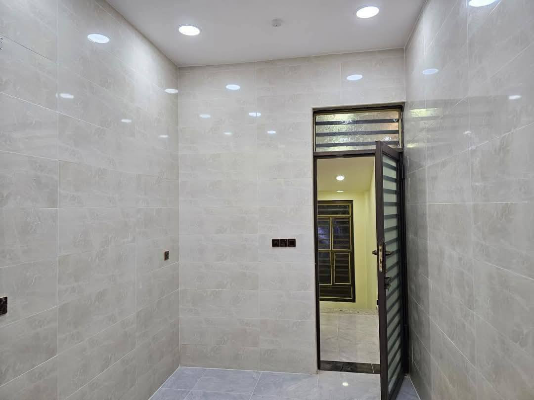 #اعـــــلان(14).
#عـرض_بيـــــع. 

▪︎ بيت طابقين للبيع.
▪︎ البناء حديث.
▪︎ بناء سنة 2024.
▪︎ الموقع حي الأندلس. 
▪︎ عرض الشارع 10 م.
▪︎ المساحة 208 م.
▪︎ الواجهة 12 م.

● الطابق الأرضي..

▪︎ 2 منام.
▪︎ صالة.
▪︎ استقبال.
▪︎ مطبخ. 
▪︎ صحيات. 
▪︎ كراج.

● الطابق الاول..

▪︎ شقق عدد 2.
▪︎ كل شقه تحتوي على.
▪︎ غرفة منام.
▪︎ صالة.
▪︎ مطبخ.
▪︎ صحيات.

● البيت فارغ وجاهز للسكن..

#شركة_دينار_العقارية.
ـــــــــــــــــــــــــــــــــــــــ
*********** 
*********** 

#عنوان_الشركة:- البصرة. الجنينة. حي الأندلس.. قرب اسواق بانـــــــــــــــدأ. 

#نستقبل_كافة_عروضكم_ما_عليكم_الا إرسال تفاصيل عقاركم على خدمة الواتساب(***********) .
