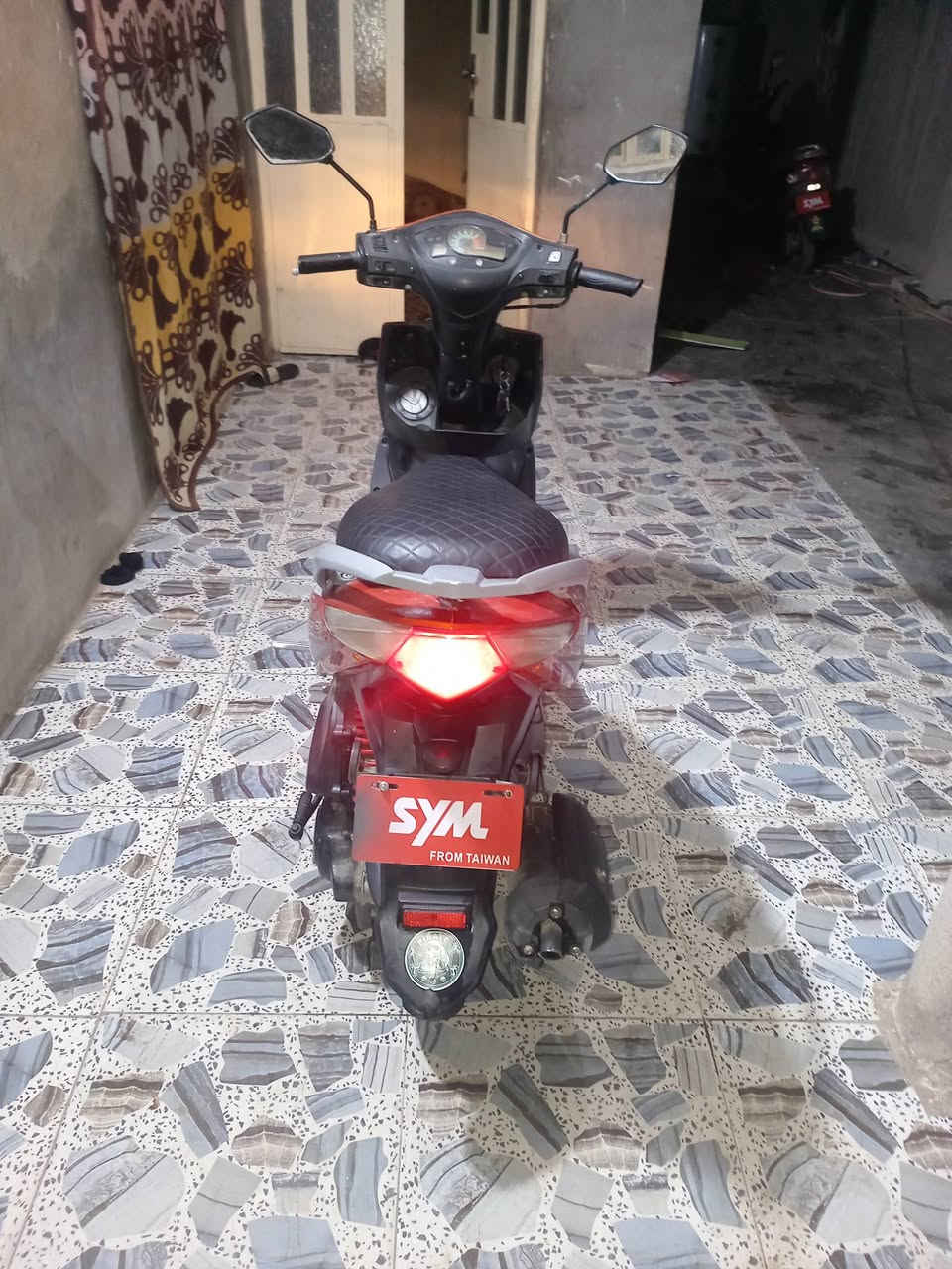 السلام عليكم موتور نحن للبيع رمادي شارع 20 سعر 450  ***********
