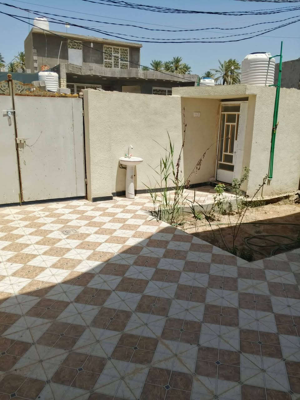 دار سكن للبيع زراعي سند 25 في حي المتنبي خلف بيت الشيخ معد المساحه ٢٠٠م يحتوي على غرفتين نوم وصاله ومطبخ واستقبال وصحيات بالاضافه الى حديقتين
للاستفسار الاتصال على الرقم
***********
