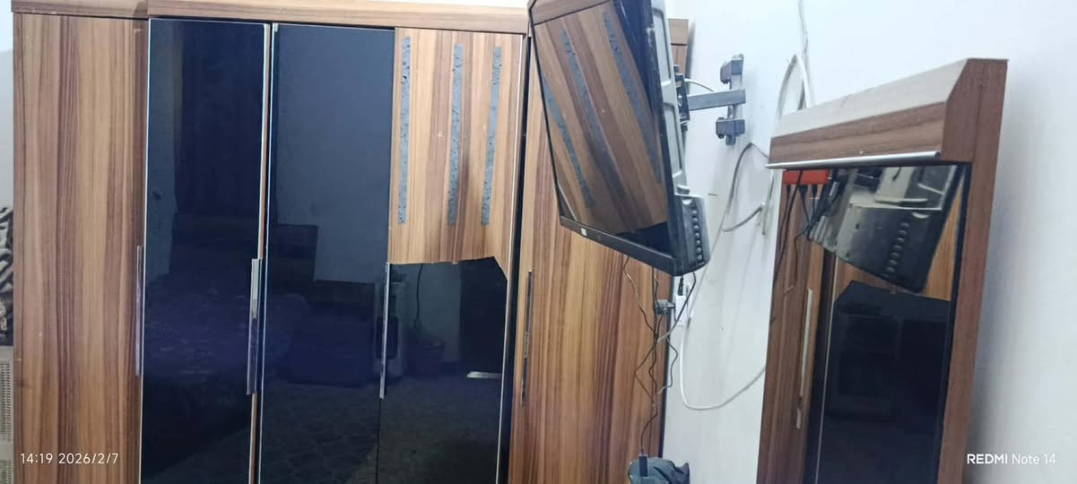 سلام عليكم غرفه نوم خمس قطع بيه
مكاني دوره 
رايده ب ١٥٠ وبيه مجال 
رقم تلفوني ***********
