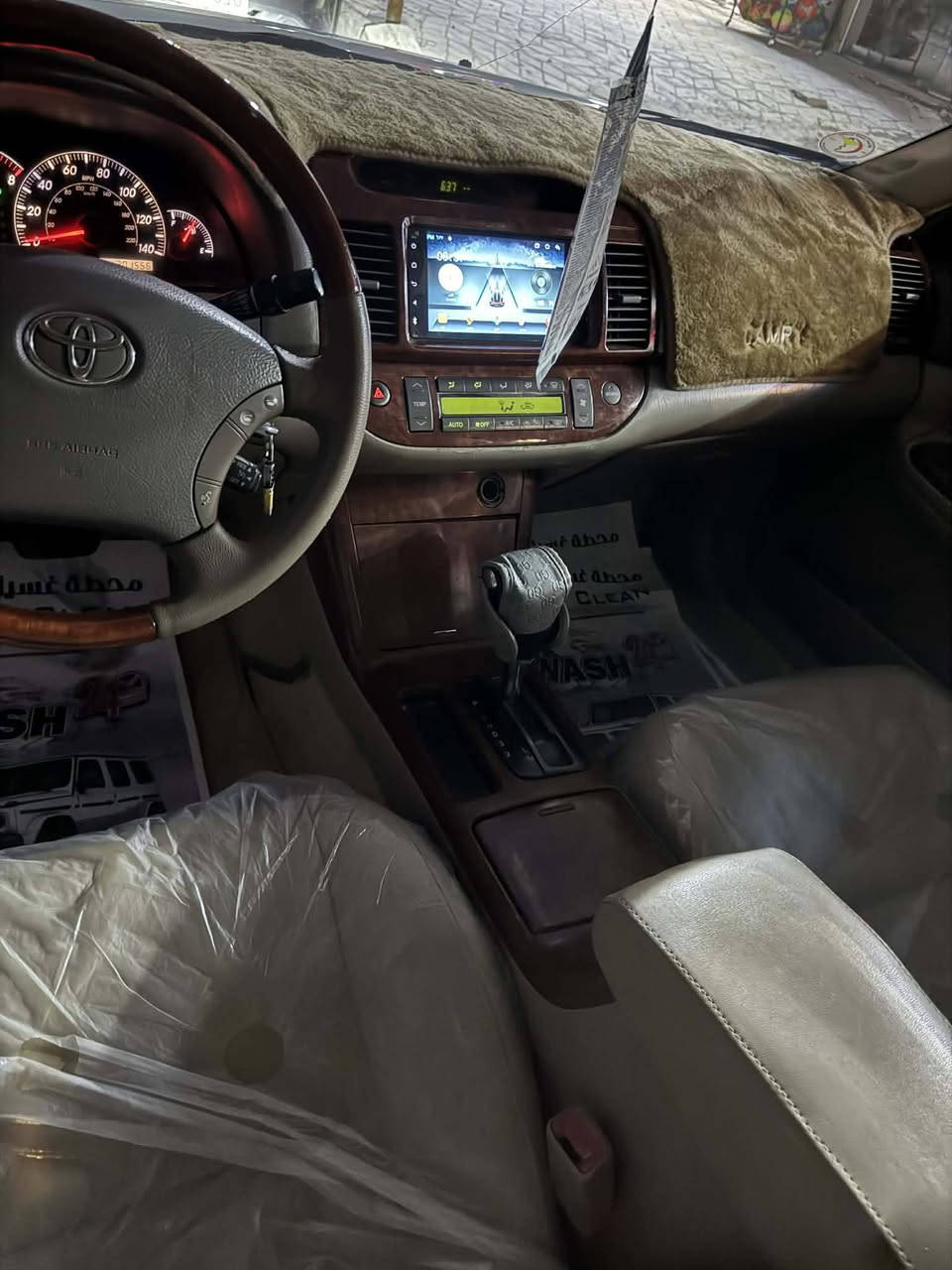 السلام عليكم للبيع سيارة نوع تيوتا كامري موديل 2005 اللون ابيض مكينة 6 سلندر رقم بغداد الجديد وبأسمي وارد امريكي حادثها جاملغ خلفي مصبوغة عام للجمالية السيارة جديدة ومناقصها اي شي كلها كاملة السيارة فول مواصفات ويلكب فتحة سقف داخل صاج كشنات جلد كشنات كهرباء بردة خلفية لايتات زنون عالي وناصي يدات نيكل تبريد قطعتين امامي وخلفي تبريد ثلج تدفئة شغالة نضام سكيورتي شغال  كروز سرعة جام اربعة كهرباء سنترلك شغال السيارة جديدة وماشية 201 ألف فقط داخلهة جديد وكلة عل بلاد العنوان بغداد السعر 95 وبيها مجال بسيط الرقم ***********
