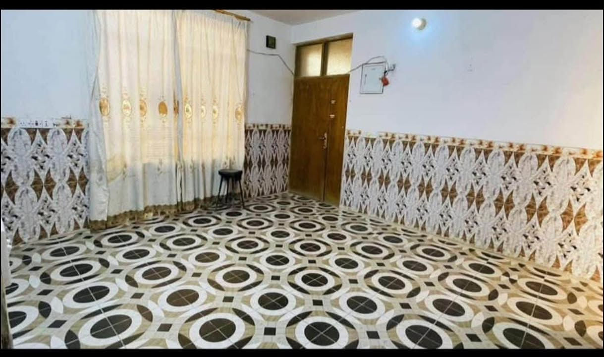 السلام عليكم
شقه لليجار العنوان كربلاء حي السلام خلف بانزين خانه الغاضريه طابق اول يعني درج واحد 
الشقه كلش نضيفهً وحلوه 
بيه مغاسل وماطور ماء وكيزريعني كامله من كلشي 
صاله كبيره وصاله زغيره 
ومطبخ وغرفه نوم منور عدد 2 وصحيات 
اليجار 250 
لاستفسار ***********
