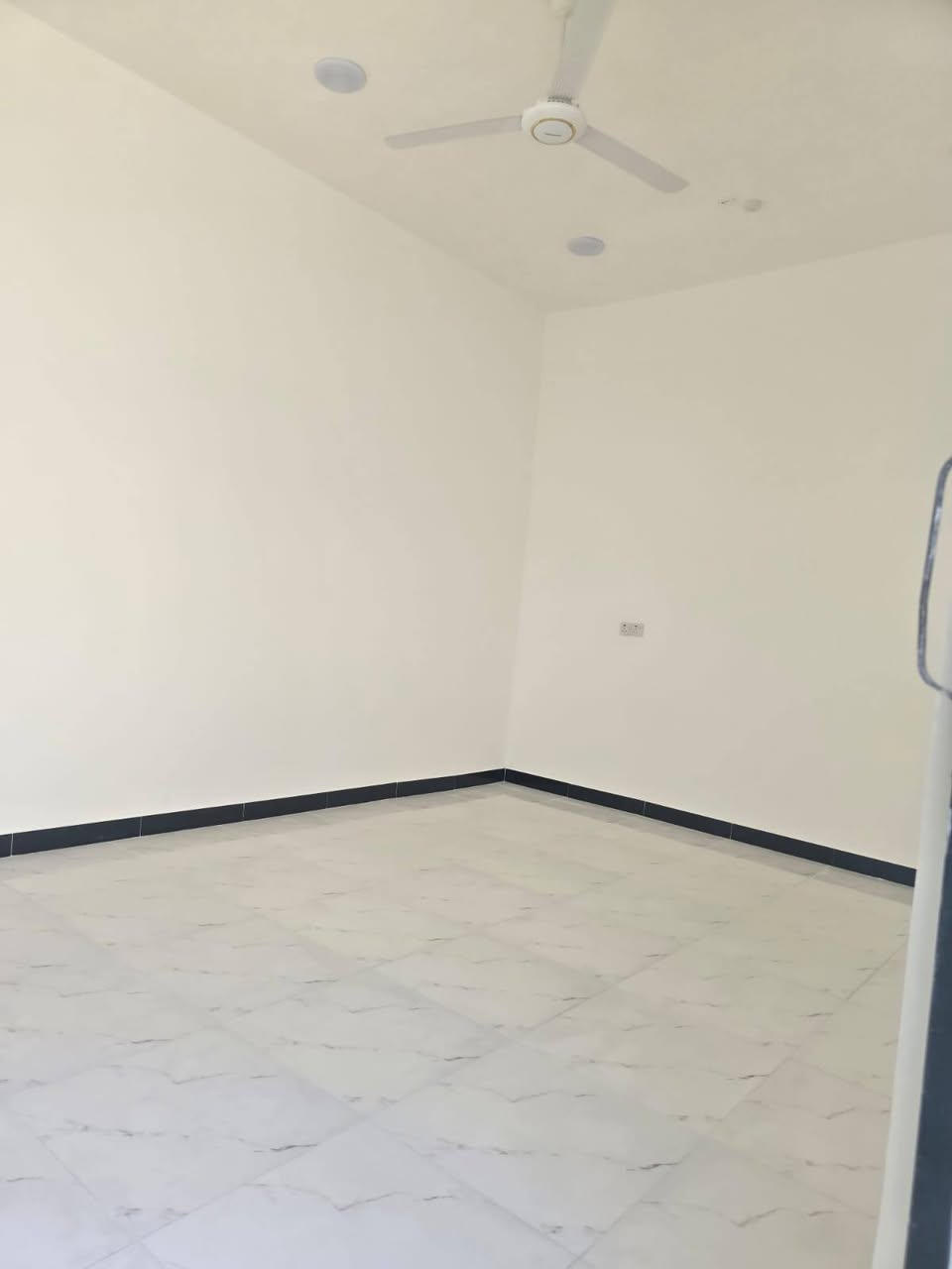 سلام عليكم توفر دار سكن البيع في ابي خصيب كوت ثوني وقف سني مسجل المساحه150 متر كافت الخدمات السعر 75 وقابل لتفاوض الستفسار ***********
