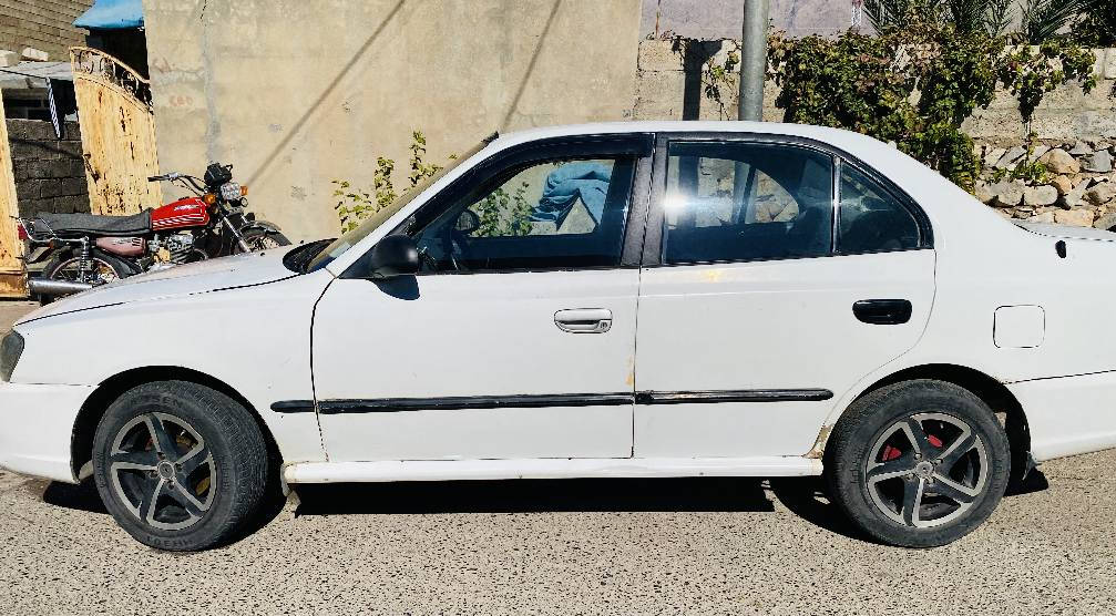 هۆندا ئەکسێنت مۆدێل 2001 . ئاڕمی پلاستیکی سلێمانی بەشەرتی ئاڕم و ئەوەلیات بێ کێشەیە هەموو کوردستانی پێ بکە . گێڕ عادیە . تەبرید و سوکان پاوەرە ، چوار ویلی سپۆرتی لەژێرایە . سەیارەیەکی بێ مەسرەف و کەم بەنزین خۆر ماڵی فەقیرە .تەبریدی بەشەرت گێڕی بەشەرت مەکینەی بەشەرت. ئاڕم بەشەرت لێدراوی قورسی نییە  سەریارکە هەیکەلی جوانە . نرخی 42گەڵایە و مامەڵەیەکی برایانە. 
شوێن / خورماڵ - هەورامان.
***********
*********** السليمانية, العراق
