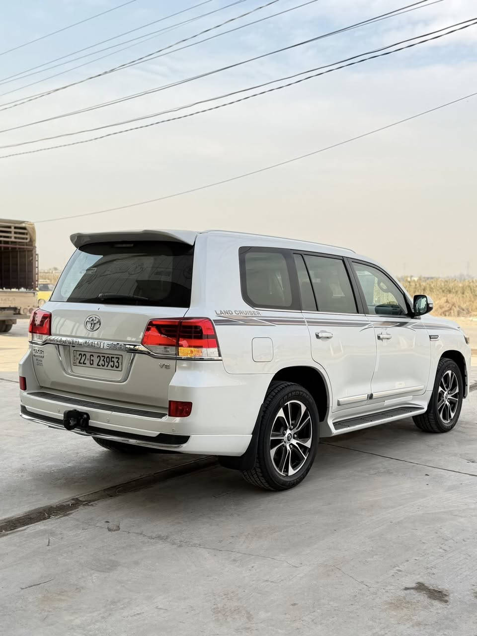 سلام عليكم
_______
للبيع لاندكروز 
موديل2021
كراند تورنك 
مواصفات 
حساس امامي خلفي 
جنطة شفط 
اشاير مري 
تحكمات ستيرن 
ماشية86 الف 
8سلندر 4700
قطعتين تبريد 
سبعة راكب 
ثلاجة 
شاحن وايرلس 
تخم تاير 
داخل بيجي 
رقم أربيل تحويل مباشر 
الاستفسار/ ***********\/***********\
