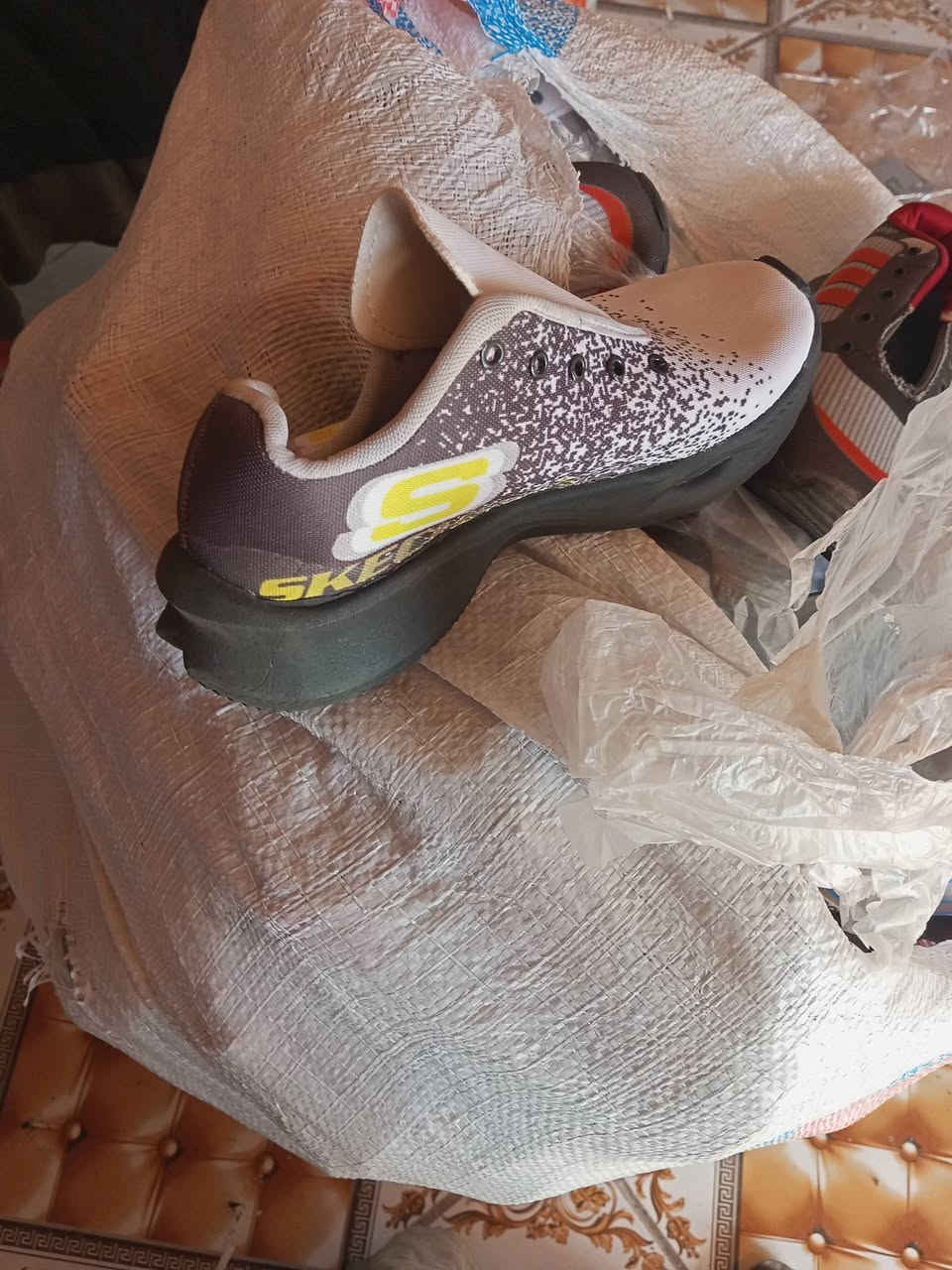 شليف أحذية رجالي قياس 41/45 بدون قياطين ابيعهن شلع القطعه ب2000 مع المجال *********** مكاني مشخاب
