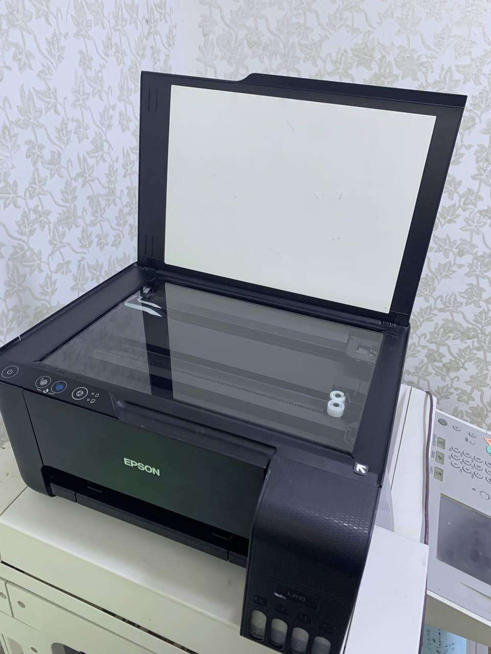 طابعة للبيع
🔹 طابعة Epson L3110 أصلية
🔹 حالة: نضيفة جداً (بالـة)
🔹 استخدام خفيف وبدون مشاكل
جديدة مامستخدمة ابد 

 • 🖨️ طباعة + سكانر + نسخ (3 بـ 1)
 • 🎨 طباعة ملونة عالية الجودة
 • 💧 نظام حبر اقتصادي (EcoTank)
 • ⚡ سرعة جيدة ومناسبة للدراسة والمكتب
 • 📄 تدعم جميع أنواع الأوراق

السعر (١٦٠)
قابل للتفاوض 
التواصل خاص 
او على الهاتف ‪0778 211 3680‬
