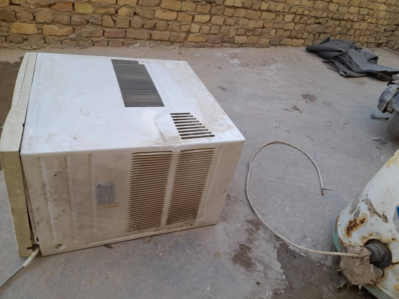 السلام عليكم مكيف الحافظ شغال اخو الجديد سعره ٢٥٠ الف وهذا رقم الهاتف ***********
