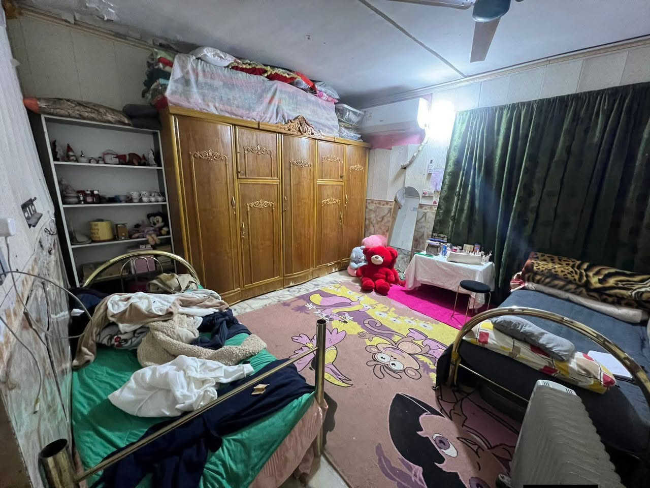 السلام عليكم
بيت البيع 10*20

بيت 200 متر (مربع)

البلديات 
حي الصحفيين 
اخر فرع بل صحفيين 
غرفتين نوم 
صاله
مطبخ
استقبال
استفسار
***********
