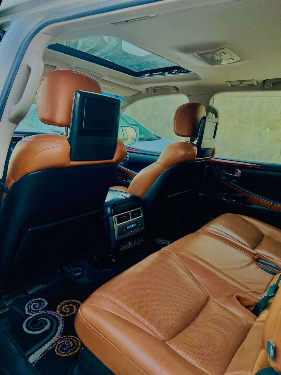 رقم دولي بأسميLX 570.   SPORT موديل 2013  فووول مواصفات  كشنات جلد اصلي قرميدي  تدفئه تبريد الاماميات والخلفيات تدفئه وكهرباء  تبريد 3 قطع منفصل تحكم خلفي  محرك 5700V8 بصمه تشغيل وبيبان وجنطه ذاكره خزن ميموري  لايت زنون  فور ويل  سلايد رووف  جنطه كهرباء  داخل صاج ملكي  فوول تحكمات  شاشه اصليه كامره خلفيه بلاديه  حساس امامي خلفي اصلي  كامره اماميه  نفكيشن  كراسي الاخيره كهرباء  شاشه عدد ٢ خلفيه  يدات نيكل  مري اوتوو وشفط  ثلاجه داخليه  زراك لايت  ستيرن كهرباء  جكات انظمه متعدده القياده مانع انزلاق مانع انحدار

مكفوله من التبديل
السعر ٣٨٥

***********
***********
