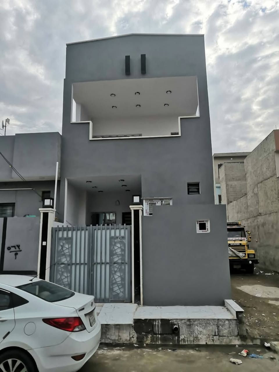 بيت للبيع حي السماح التسعين قرب بنزيخانة المشاعل مساحه 100 متر جبهه 5 عمق 20 سند جديد 25 المكاتبه مع الشرعي وشرط التحويل خدمات كامله تبليط ماء كهرباء البيت فول وتسليم مباشر مامسكون السعر 110 وبي مجال بسيط للاتصال *********** او ***********
