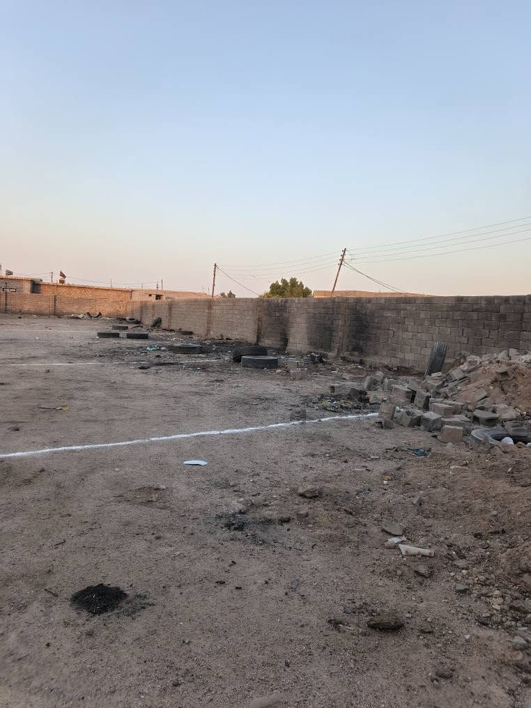السلام عليكم ورحمة الله وبركاته 
يوجد لدينا قطعه ارض للبيع المساحه 1000 متر 
تريدها كلها او قطعه قطعتين عادي 
ماء وكهرباء وشارع 10 متر عقد زراعي البصره الزبير خلف المعارض السيارات السعر 20 مليون 
رقم الهاتف *********** ابو محمد الزبير, البصرة
