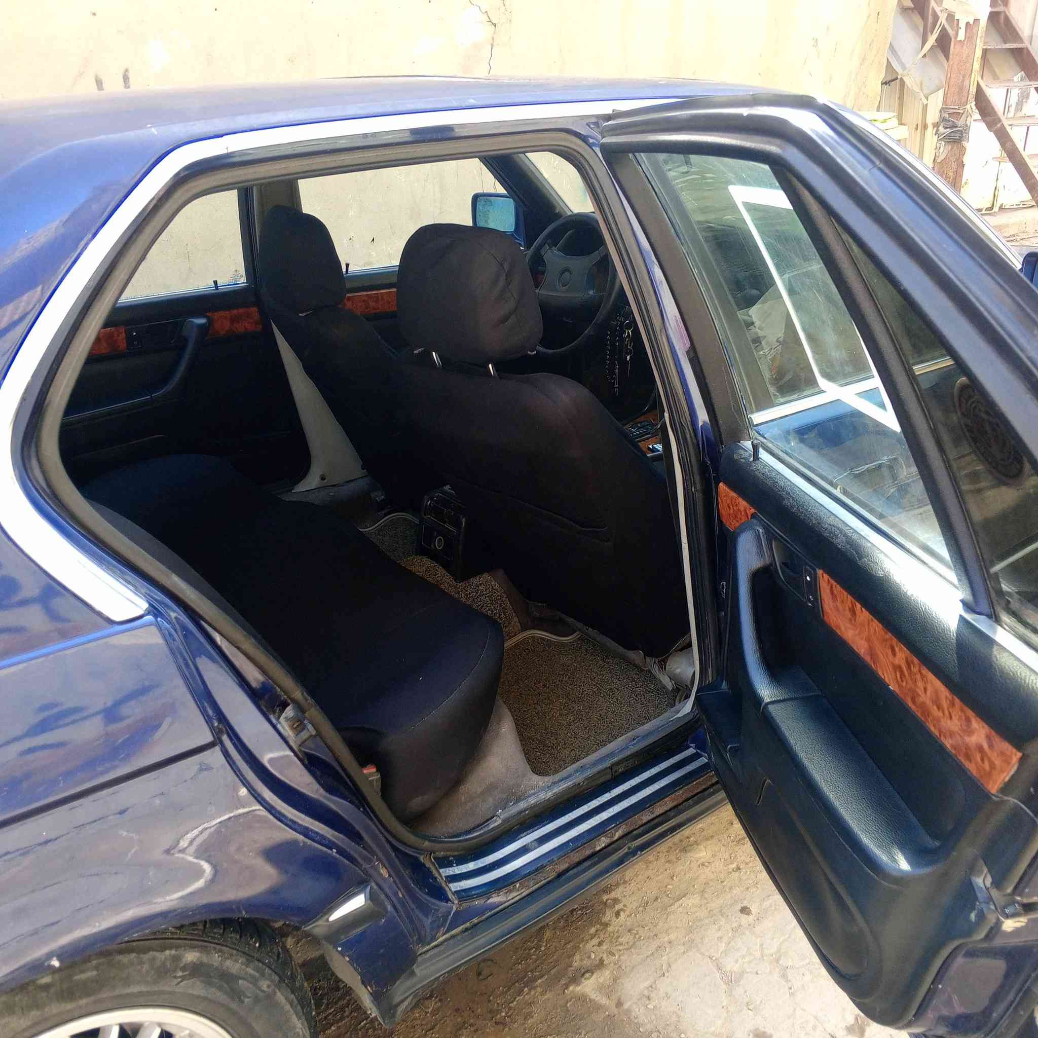السلام عليكم بيع او مراوس  بي ام 735 اصل ابليته وسنويه باب قصير موديل 92 رقم بغداد انكليزي بسمي هزه جديده محرك وكير جدد كهربائياتها كلها شغاله تبريد ثلج شاشه سنتر لوك ريمون تخم تاير صدر باتري جديد السياره بدون حادث كشنات كهرباء غرفتها نضيفه اترايك للبصره السعر 38 قفل قفل مكان السياره بغداد العامرية رقم الهاتف ***********
