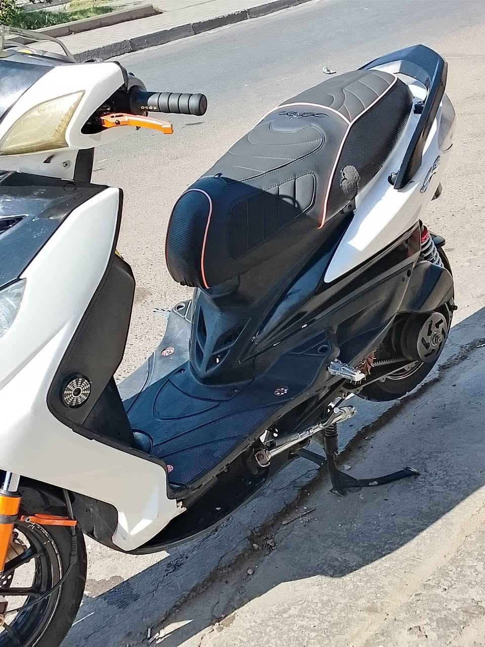 السلام عليكم سكنس فحل نوزل طلاعات خطين  طلاعات رياضي وصدر رياضي ويل مزوعه غراض كدام عينك كلجات اصليه ب٢٠٠ ماخذهن يدات وفلاوين وقبق بانزين وقطرات وفراك سعرها 950 وبيها مجال بسيط للشراي لو مراوس حسب القناعه بسكنس رقمي *********** مكاني العبيدي
