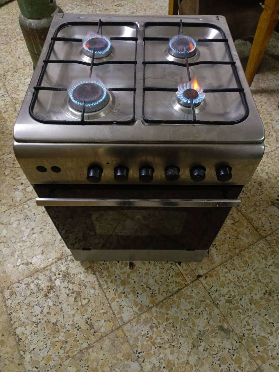 طباخ نضيف ومابي اي عيب شغاله فرن فوك وجوه مكان بغداد معامل بستان سعره ب 75 وبيه مجال ولي شراي يتصل ع رقم ***********
